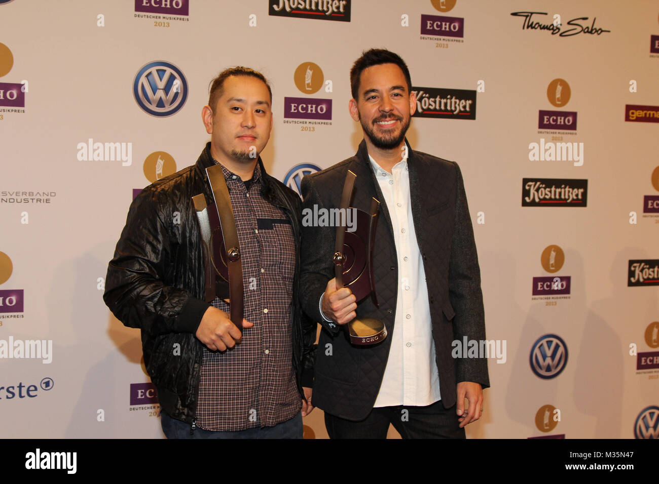 Joe Hahn und Mike Shinoda von Linkin Park gewinnen den Echo als 'Rock Pop International', Preisverleihung des Echo 2013 auf dem Messegelaende Berlin, Berlin, 21.03.2013 Stock Photo