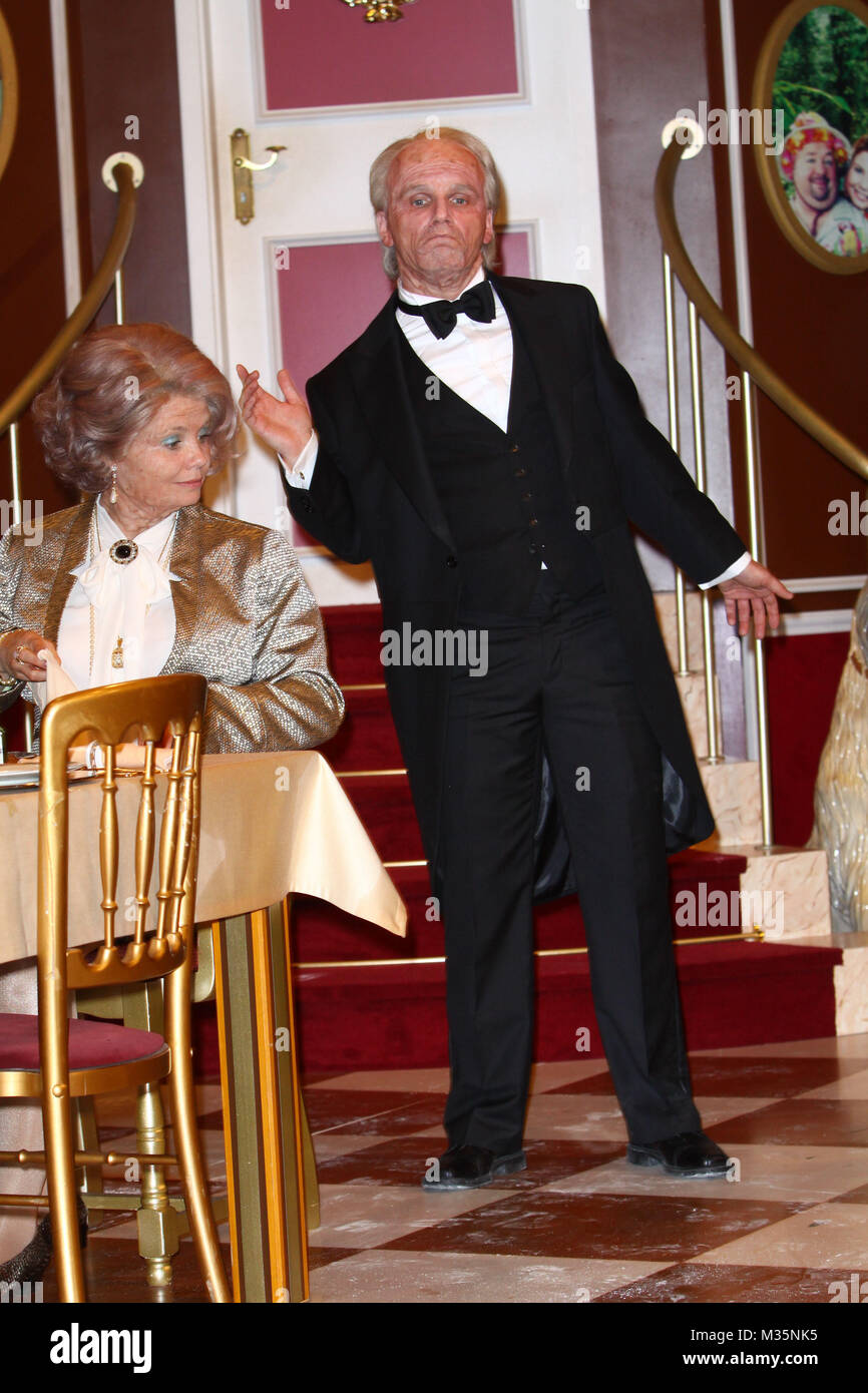 Butler Ralf (Ralf Schmitz), Frau Frier),