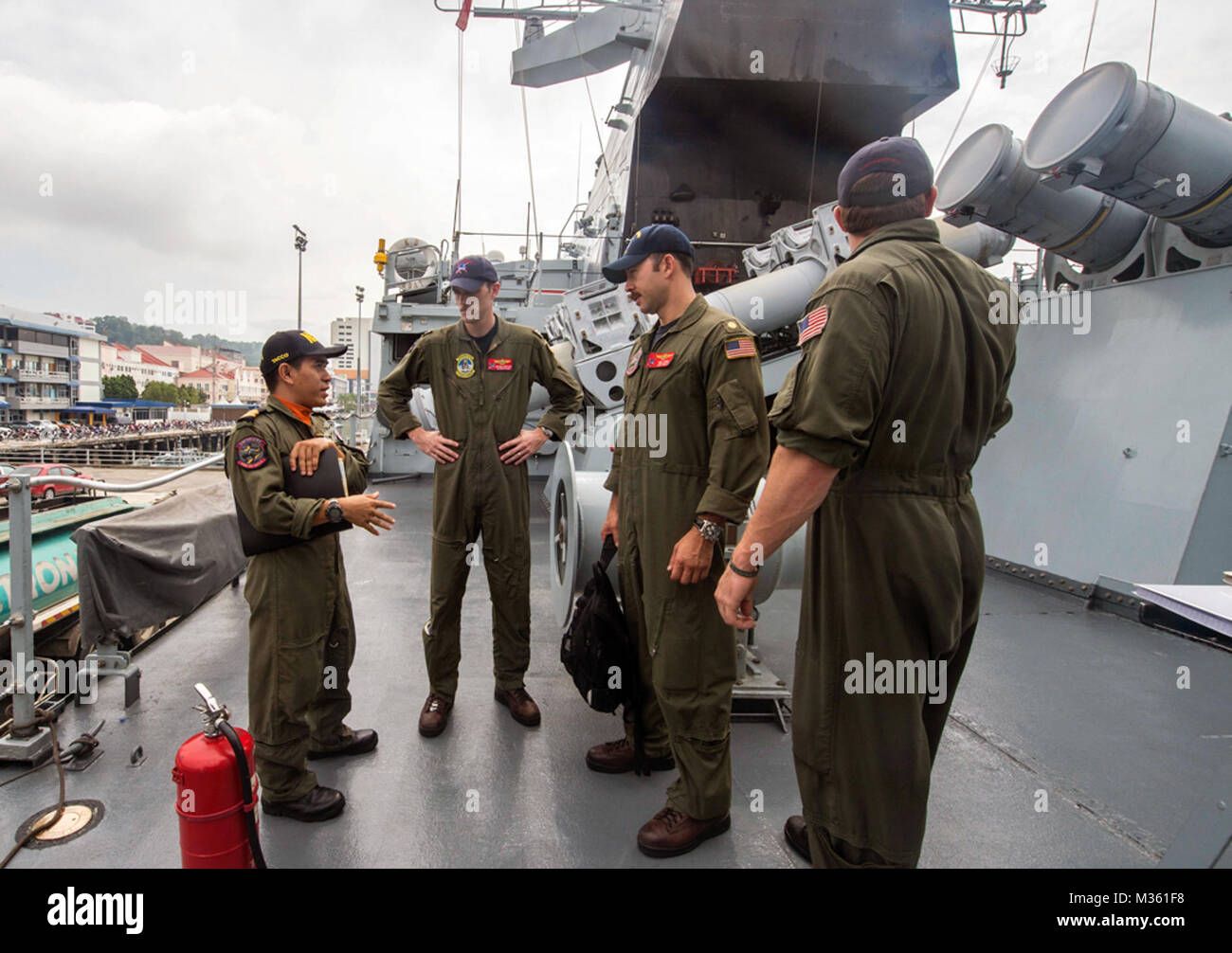 150818-N-MK881-128 SANDAKAN, Malaysia (August 18, 2015) Lt. Cmdr. Rosli B. Ismail, Superlynx Tactical Coordinator, Royal Malaysian Navy, gives a tour of the Lekiu-class guided missile frigate KD Hang Jebat (FFGH 29) serving  under the Royal Malaysian Navy, to aviators, assigned to Helicopter Maritime Strike Squadron (HSM) 35, Detachment 3, currently embarked aboard the littoral combat ship USS Fort Worth (LCS 3), during an aviation symposium as part of Cooperation Afloat Readiness and Training (CARAT) Malaysia 2015. CARAT is an annual, bilateral exercise series with the U.S. Navy, U.S. Marine  Stock Photo