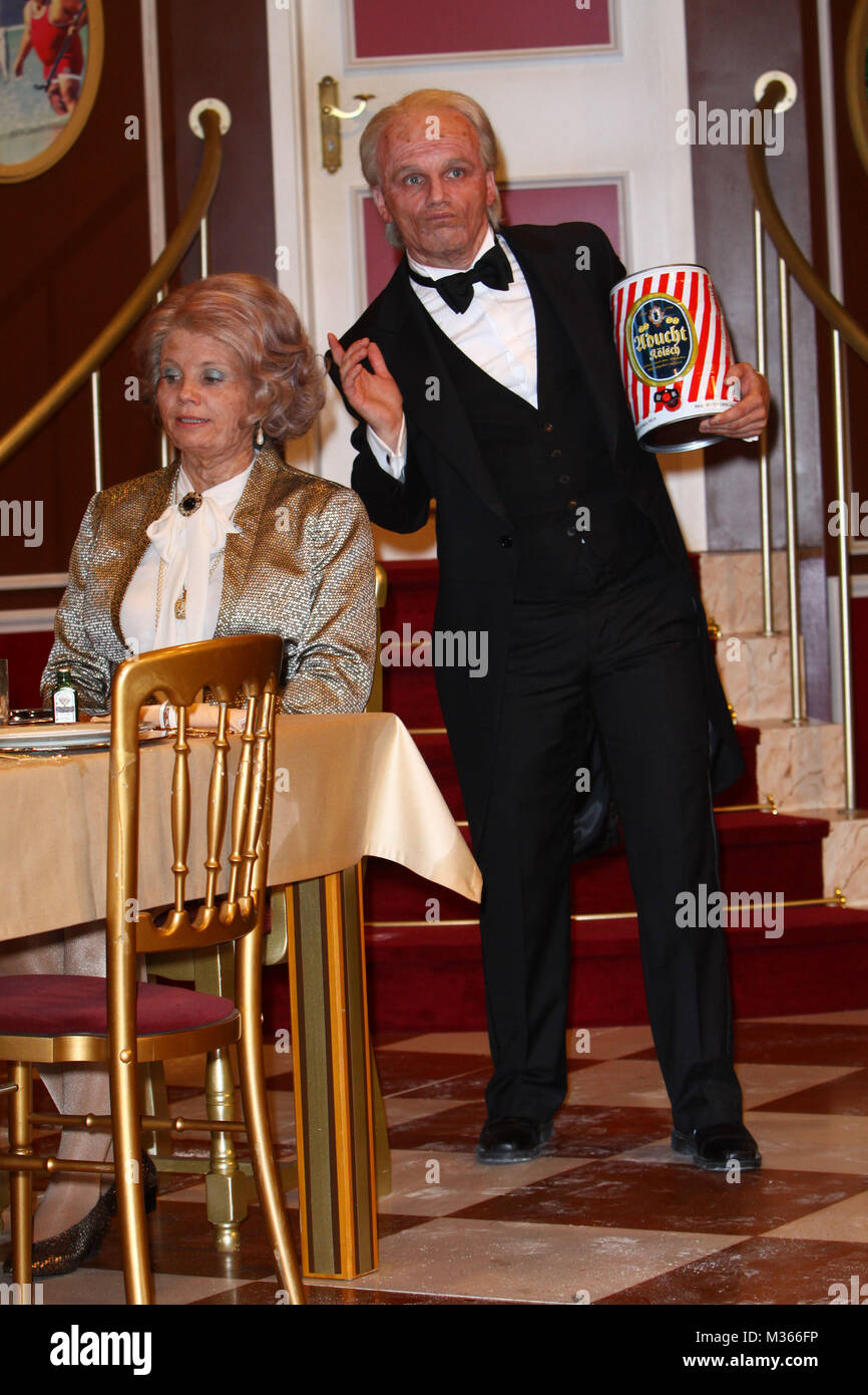 Butler Ralf (Ralf Schmitz), Frau Frier),