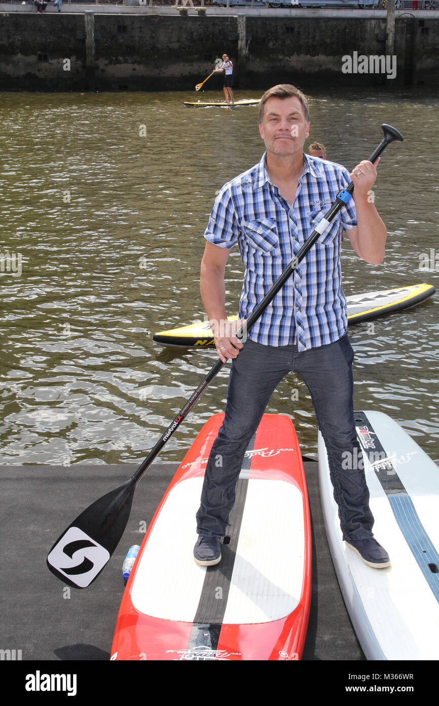 Thomas Helmer, Deutsche Prominente paddeln in Hamburg fuer einen guten