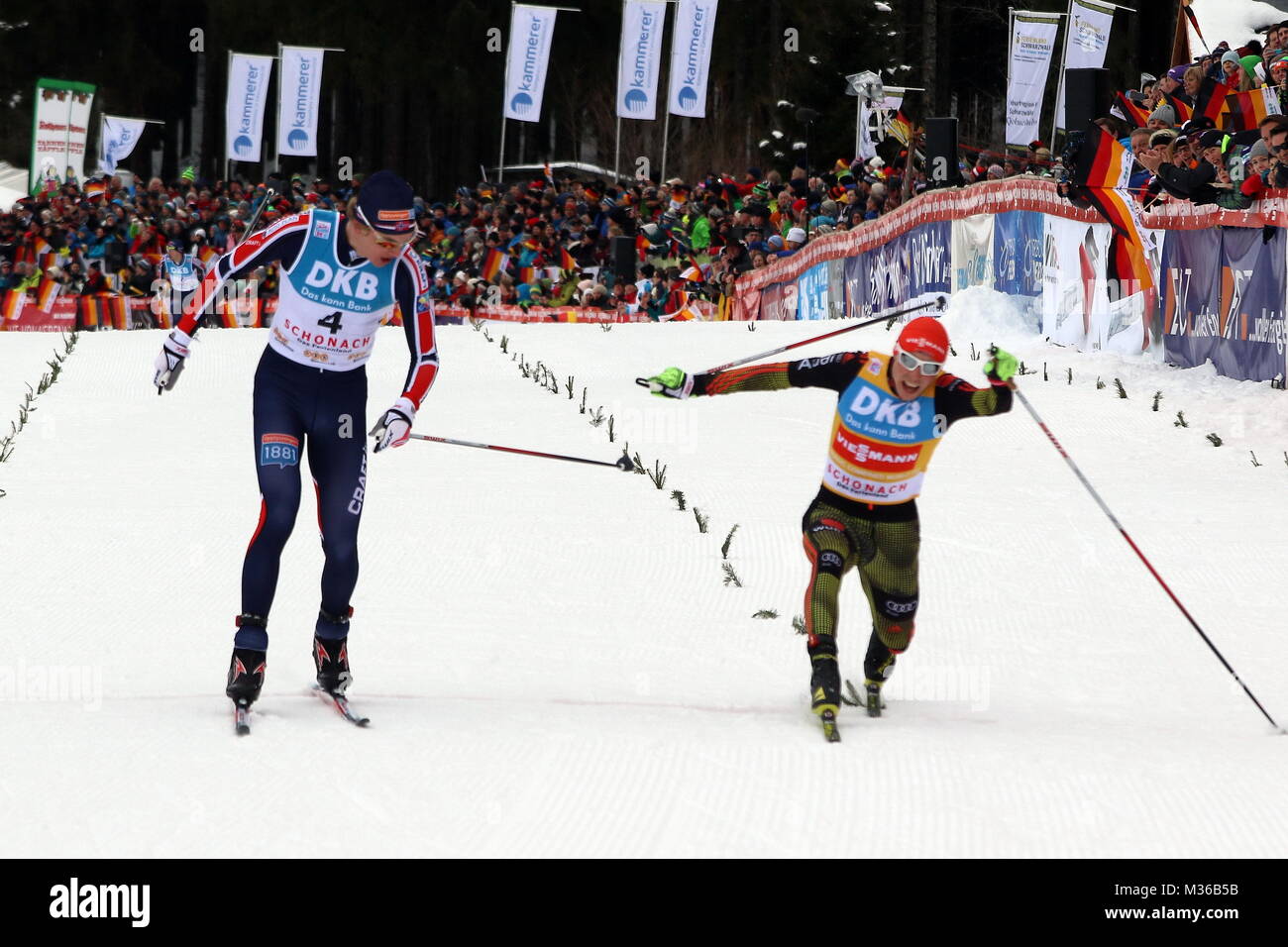 Der umstrittene Zieleinlauf: v.li. Jan Schmid (Norwegen) und Eric ...