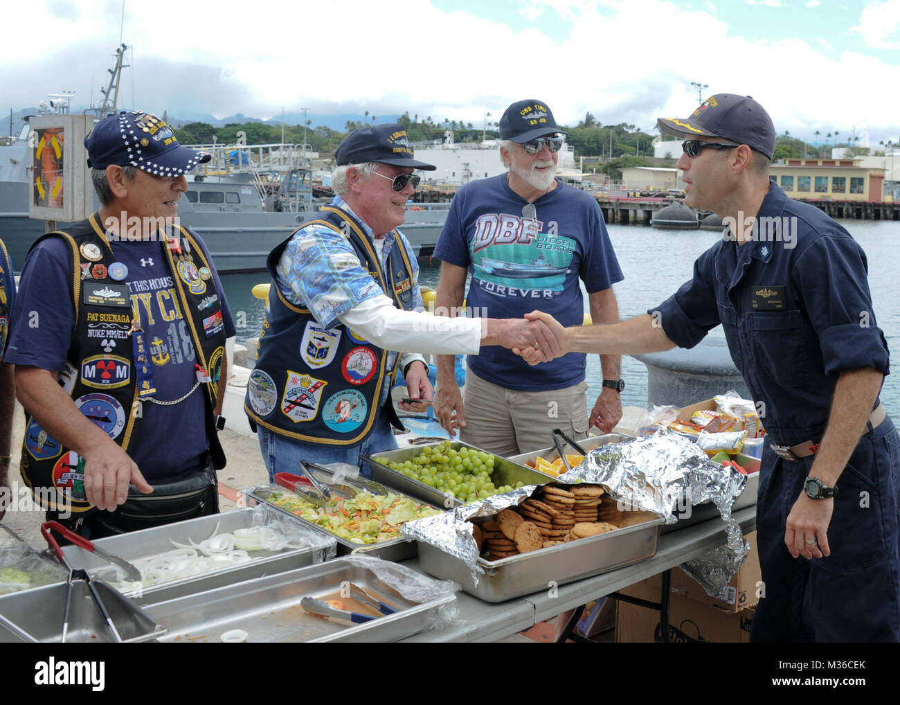 160606-N-KV911-058 PEARL HARBOR (June 6, 2016) Tim Seipp, a member of the Submarine Veterans Bowfin Base, bids Cmdr. Scott McGinnis, commanding officer of the Los Angeles-class fast-attack submarine USS Houston (SSN 713), farewell. Houston is en route to Puget Sound Naval Shipyard in Bremerton, Washington, to commence its inactivation process and decommissioning after 33 years of service. (U.S. Navy photo by Mass Communication Specialist 2nd Class Shaun Griffin/Released) Pearl Harbor Bids Aloha to USS Houston 27496061266 o Stock Photo