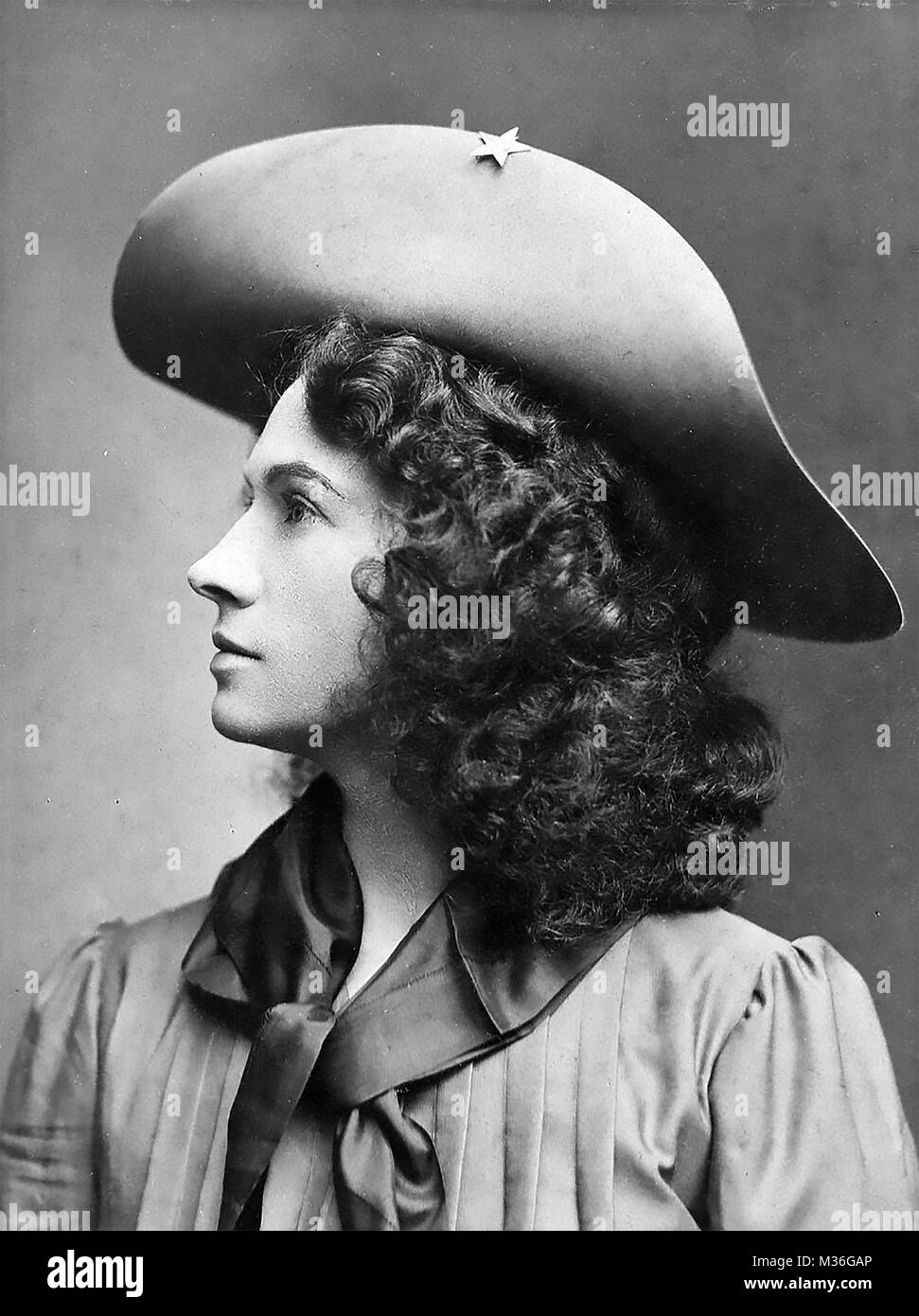 ANNIE OAKLEY (1860-1926) American exhibition sharpshooter Stock Photo ...