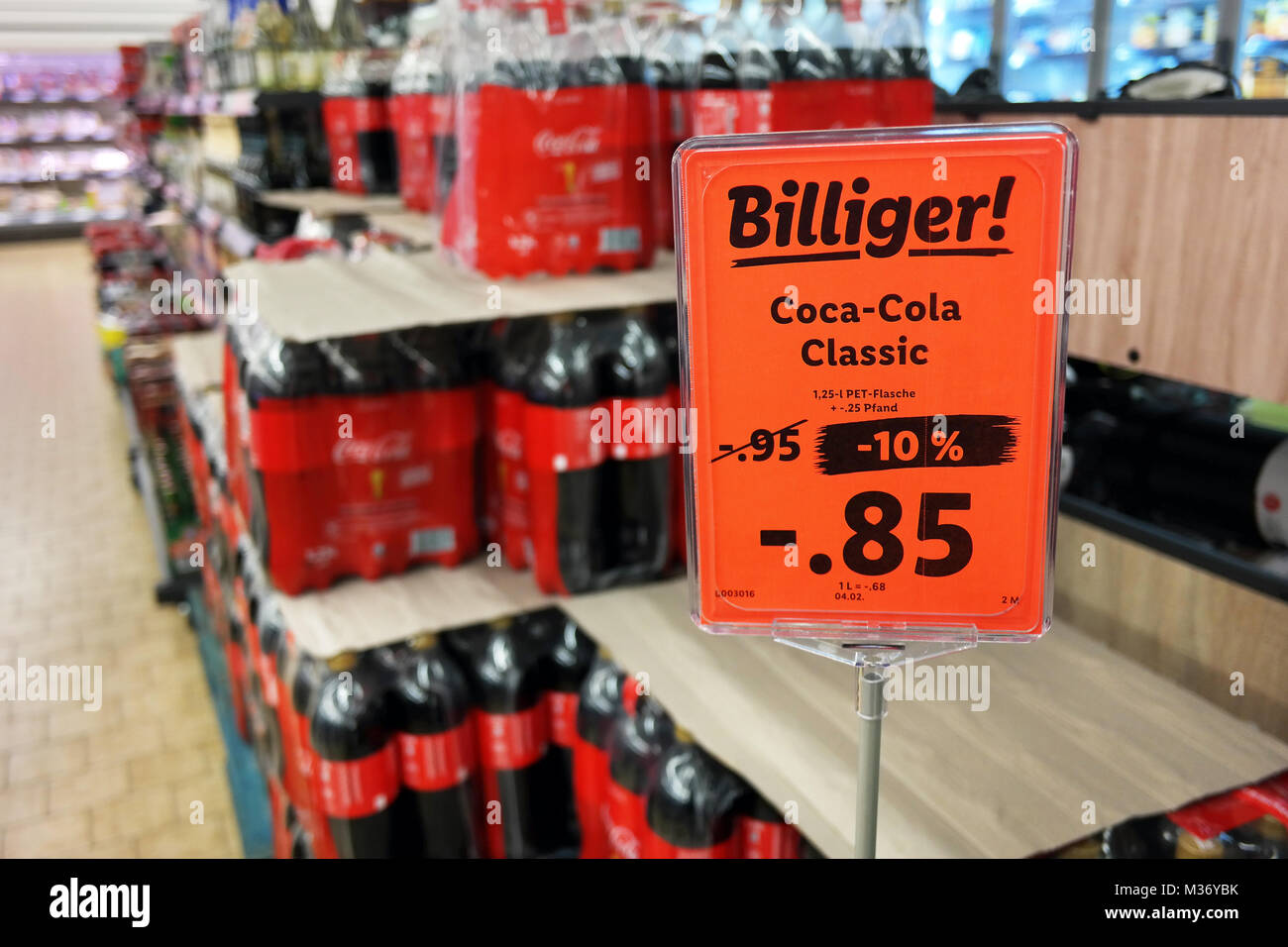 Manieren Pebish Assimileren Coca-Cola in a Lidl discount supermarket Stock Photo - Alamy