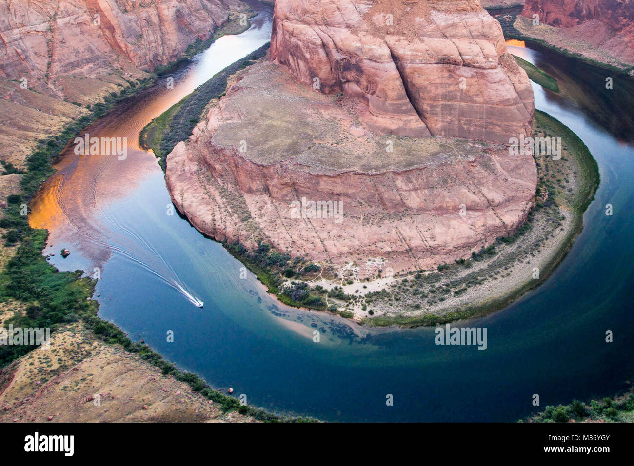 early morning at Horseshoe Bend with a boat moving up the river Stock