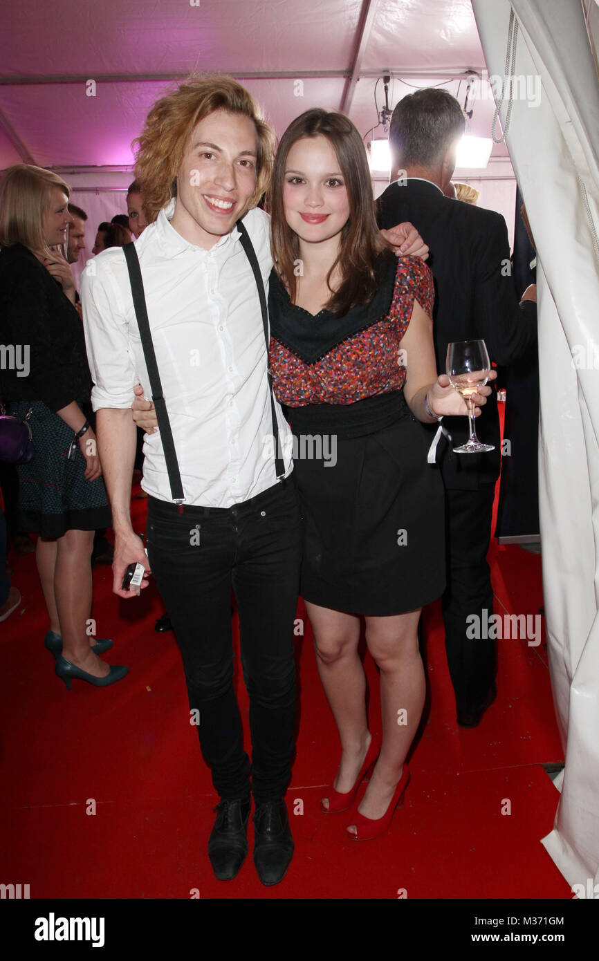 Emilia Schuele (nominiert als beste NAchwuchsschauspielerin) mit dem Gewinner des Preises fuer Emilia Schuele (nominiert als beste NAchwuchsschauspielerin) mit dem Gewinner des Preises fuer