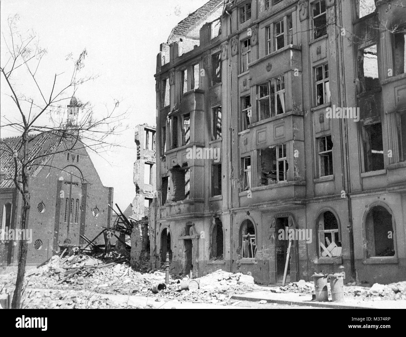 Destroyed buildings in Dusseldorf after the end of the Second World War in 1945. | usage worldwide Stock Photo