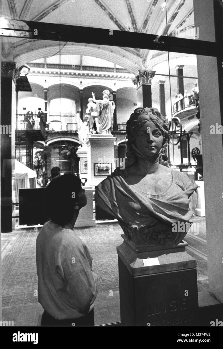 08-20-1981.  Prussia exhibition in Berlin 1981. A marble bust of Queen Luise, created by Heinrich Stockmann, item on loan from Broich Castle. | usage worldwide Stock Photo