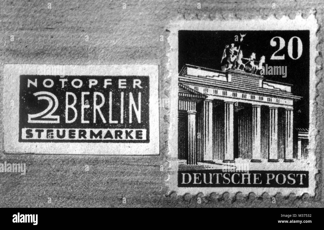 On the right, a normal stamp with the Brandenburg Gate and on the left, the revenue stamp. Picture from November 1948. | usage worldwide Stock Photo