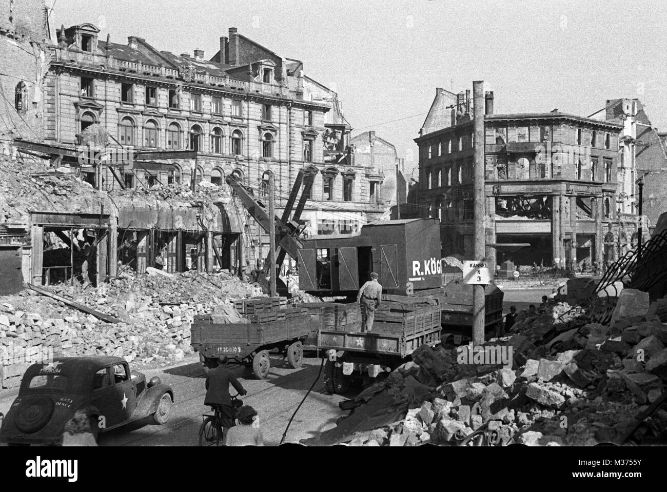 rubble-clearance-on-kaiserplatz-in-frankfurt-on-the-main-on-12-september-M3755Y.jpg