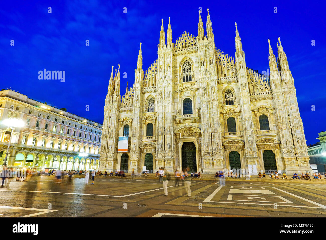 View of the Milan Cathedral at night in Milan, Italy Stock Photo - Alamy