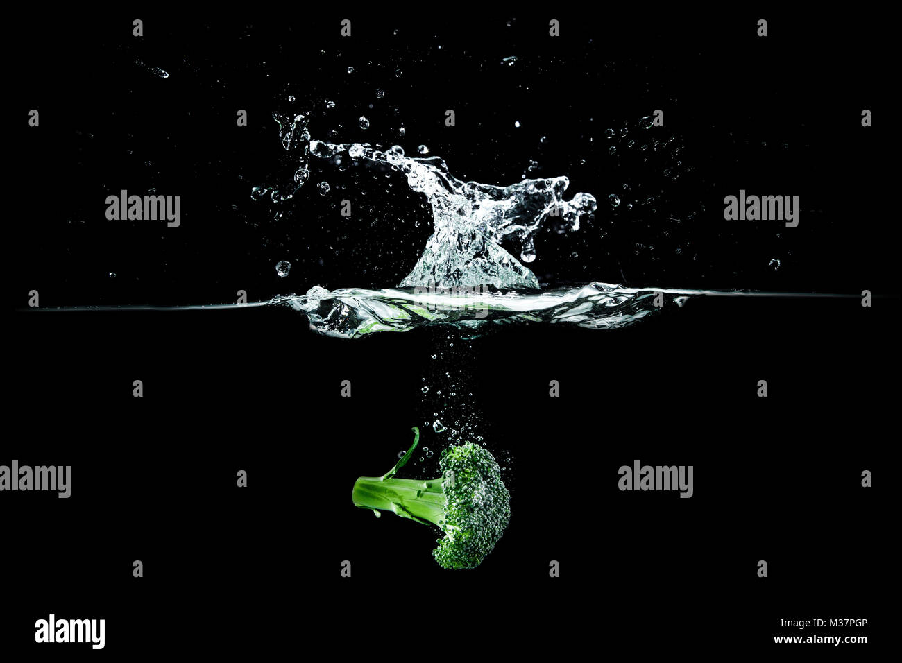 broccoli in water with splash Stock Photo Alamy