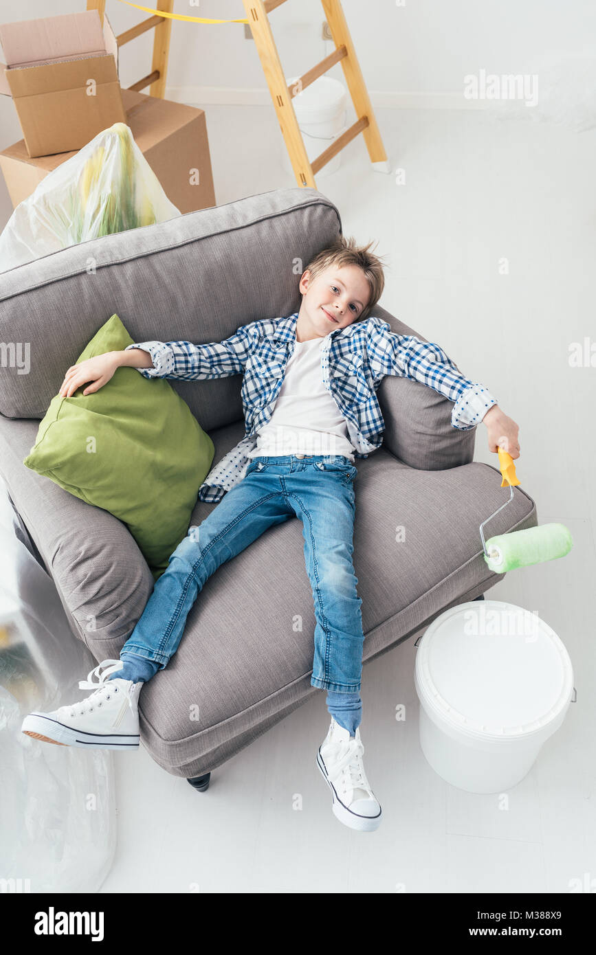 ребенок ленится ходить. слоганы гиподинамия. лень ребенка. ленивый подросток. фото ребенок ленится.