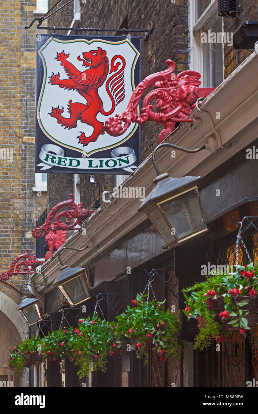 London, St James's   The Red Lion traditional public house in Crown Passage off Pall Mall Stock Photo