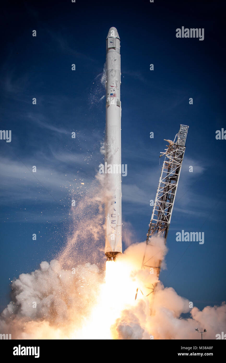 SpaceX’s Falcon 9 rocket launches the CRS-6 mission, delivering ...