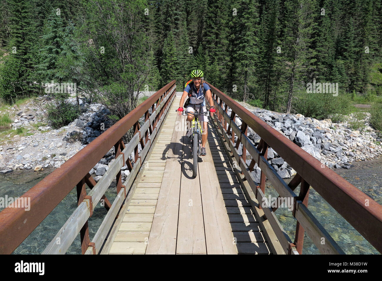 BC00602...ALBERTA - Vicky Spring crossing Spray River along the Great Divide Bicycle  Route. Stock Photo