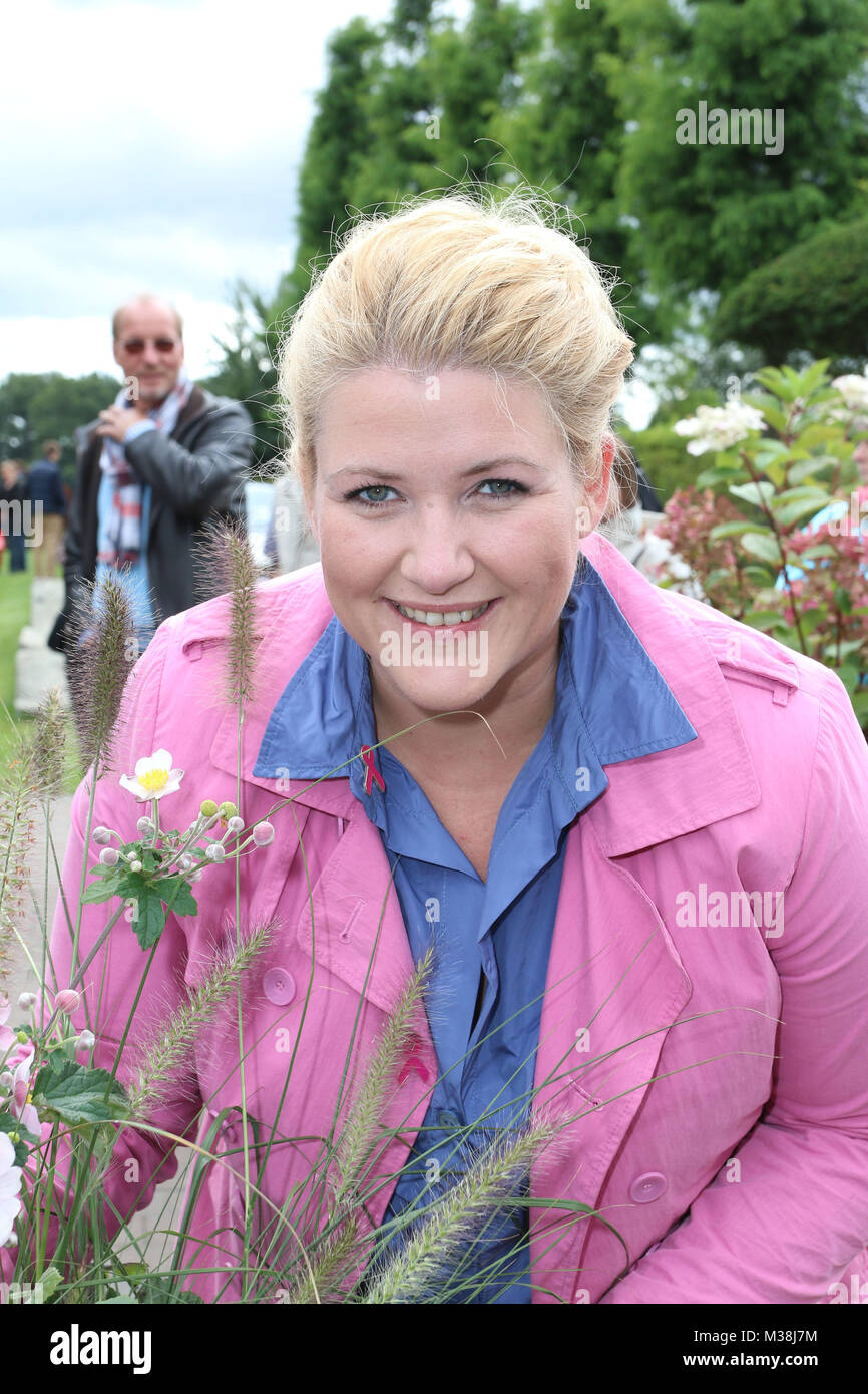 Blumenkuebel High Resolution Stock Photography And Images Alamy