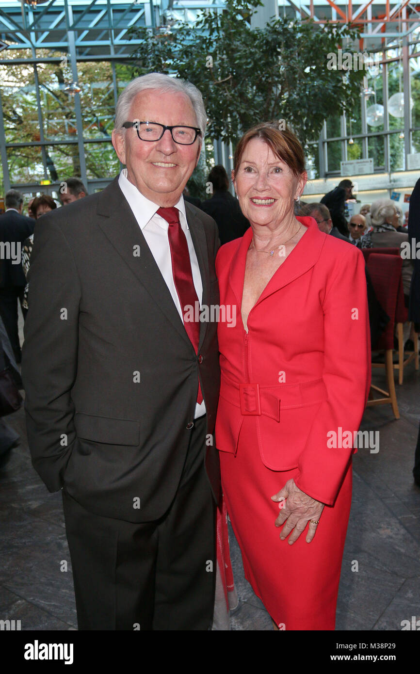 Jo Brauner mit Frau Ann, Feierlichkeiten zum 25. Geburtstag der Komoedie am Winterhuder Faehrhaus, Hamburg, 20.09.2013 Stock Photo