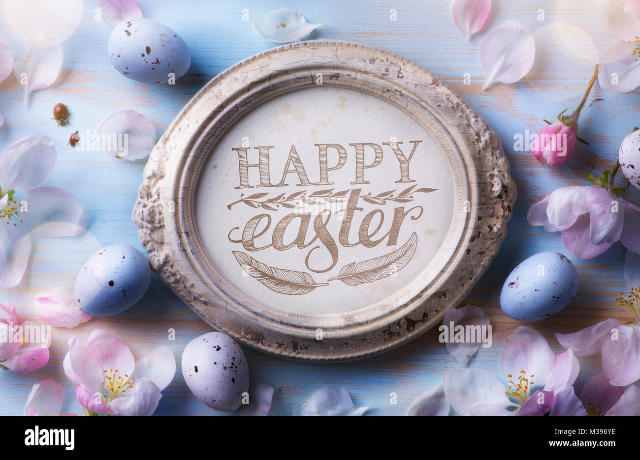 happy Easter Background; Easter egg and spring flowers on blue table ...