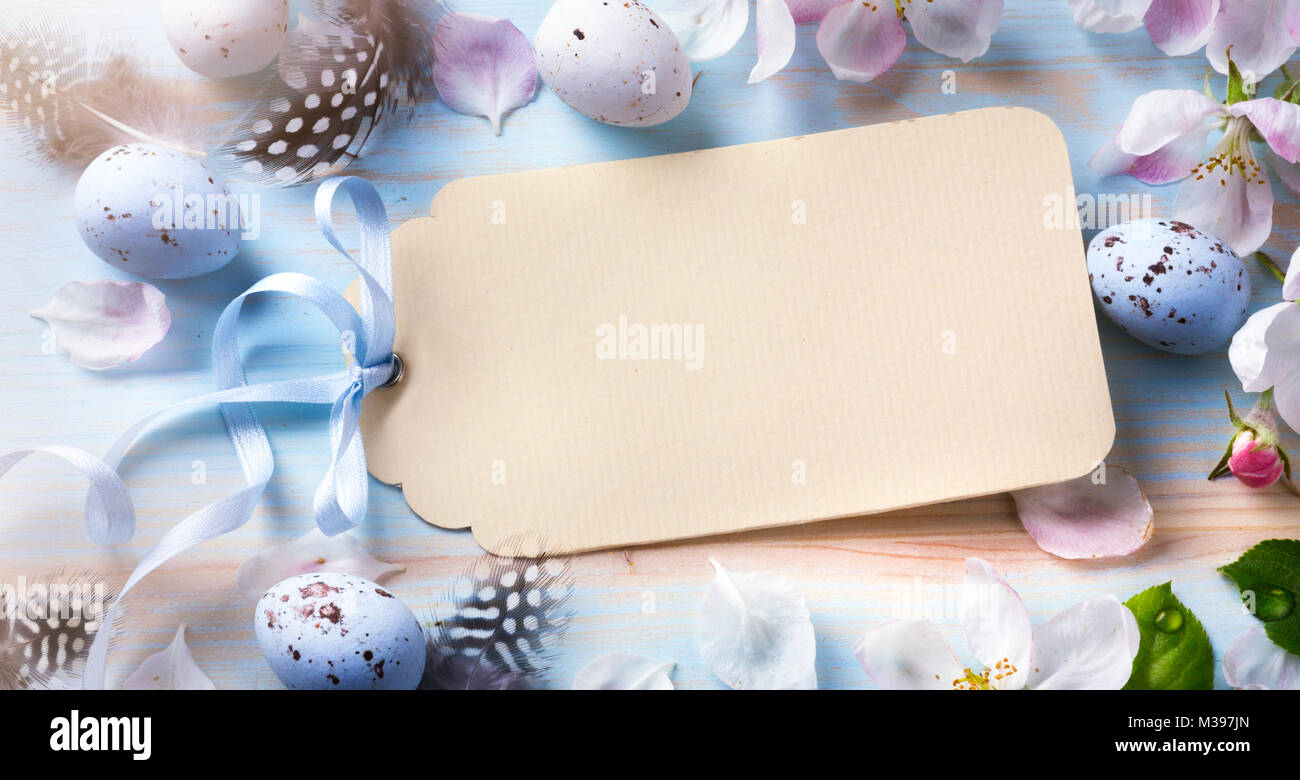 happy Easter Background; Easter egg and spring flowers on blue table ...