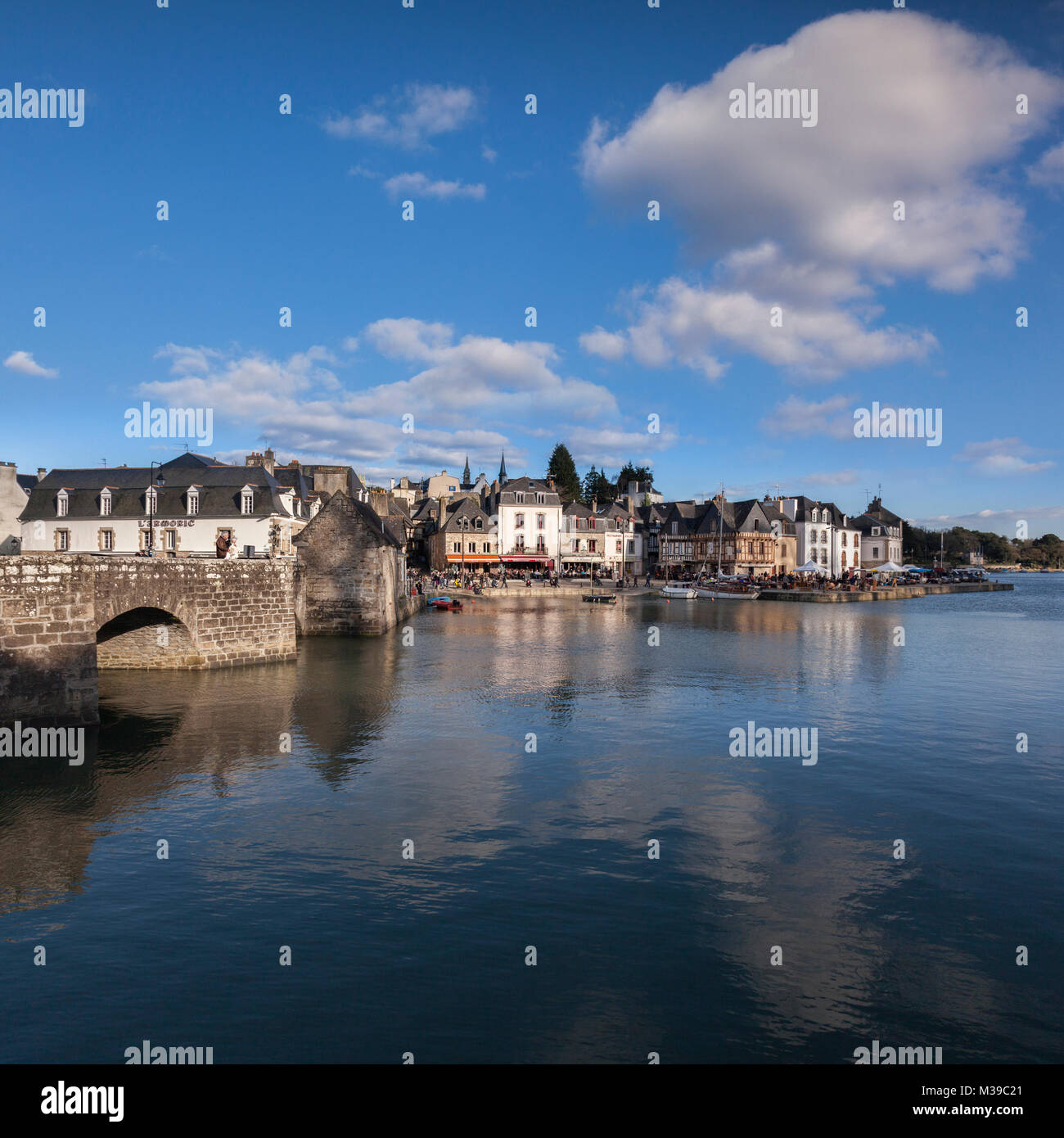 Saint-Goustan, Auray, Morbihan, Brittany, France. Saint-Goustan is the old town, the river is the Loch, the bridge is the Pont Saint-Goustan. Stock Photo