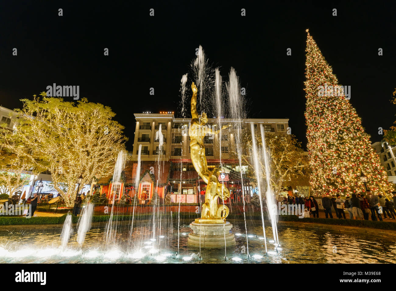 DEC 16, Glendale Music fountain and Christmas lights at the shopping