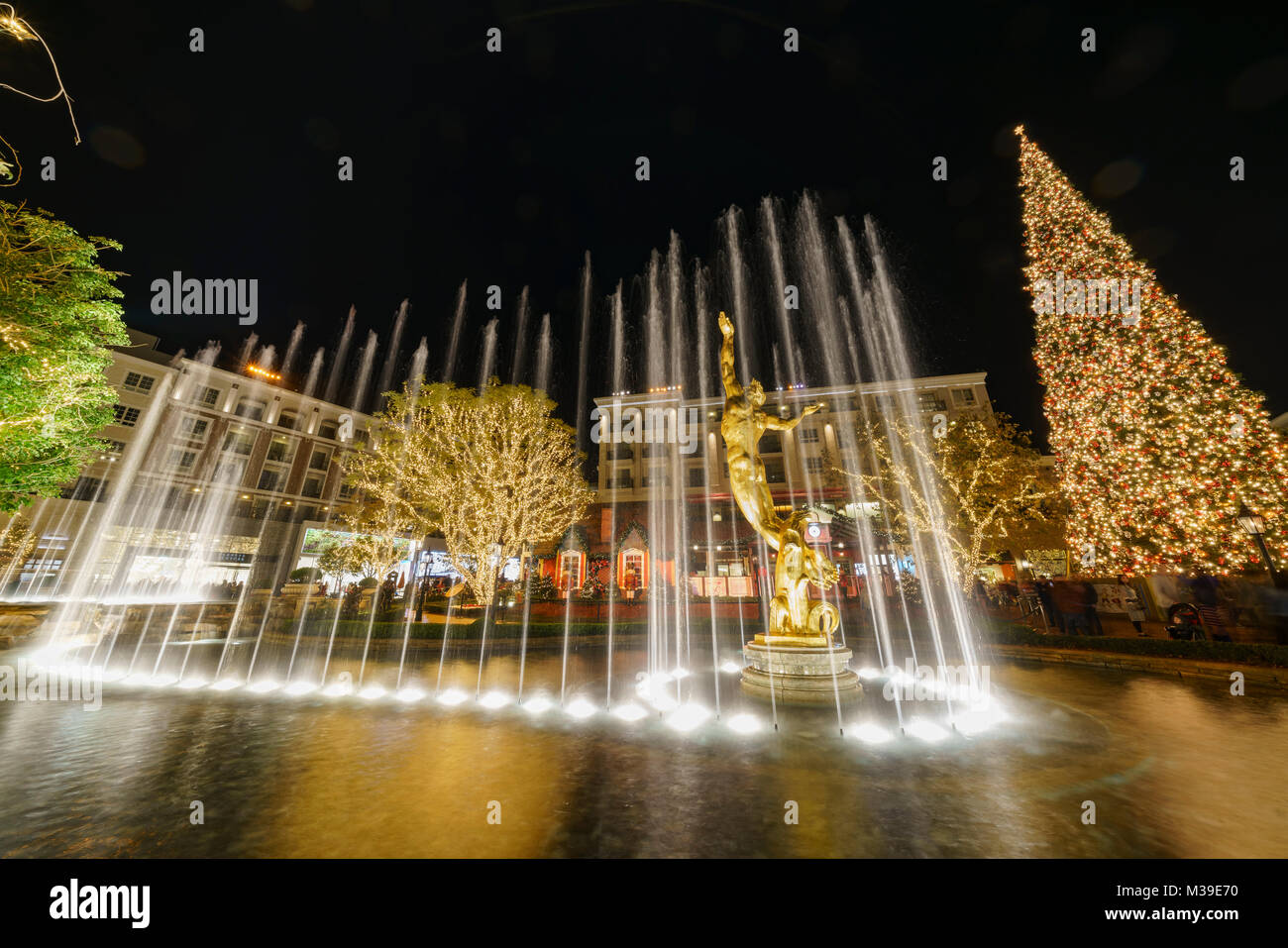 DEC 16, Glendale Music fountain and Christmas lights at the shopping