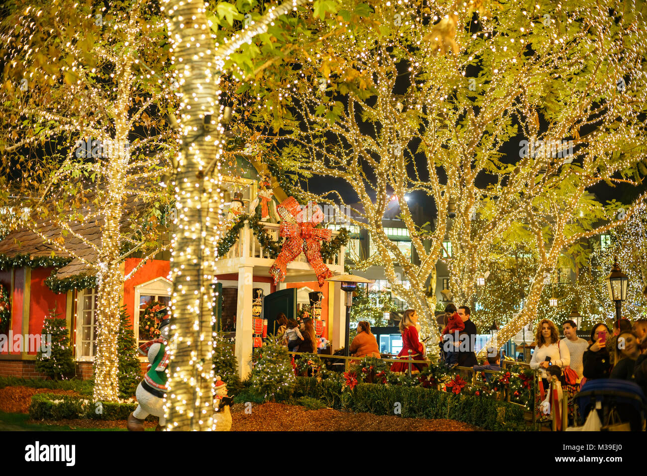 DEC 16, Glendale Music fountain and Christmas lights at the shopping