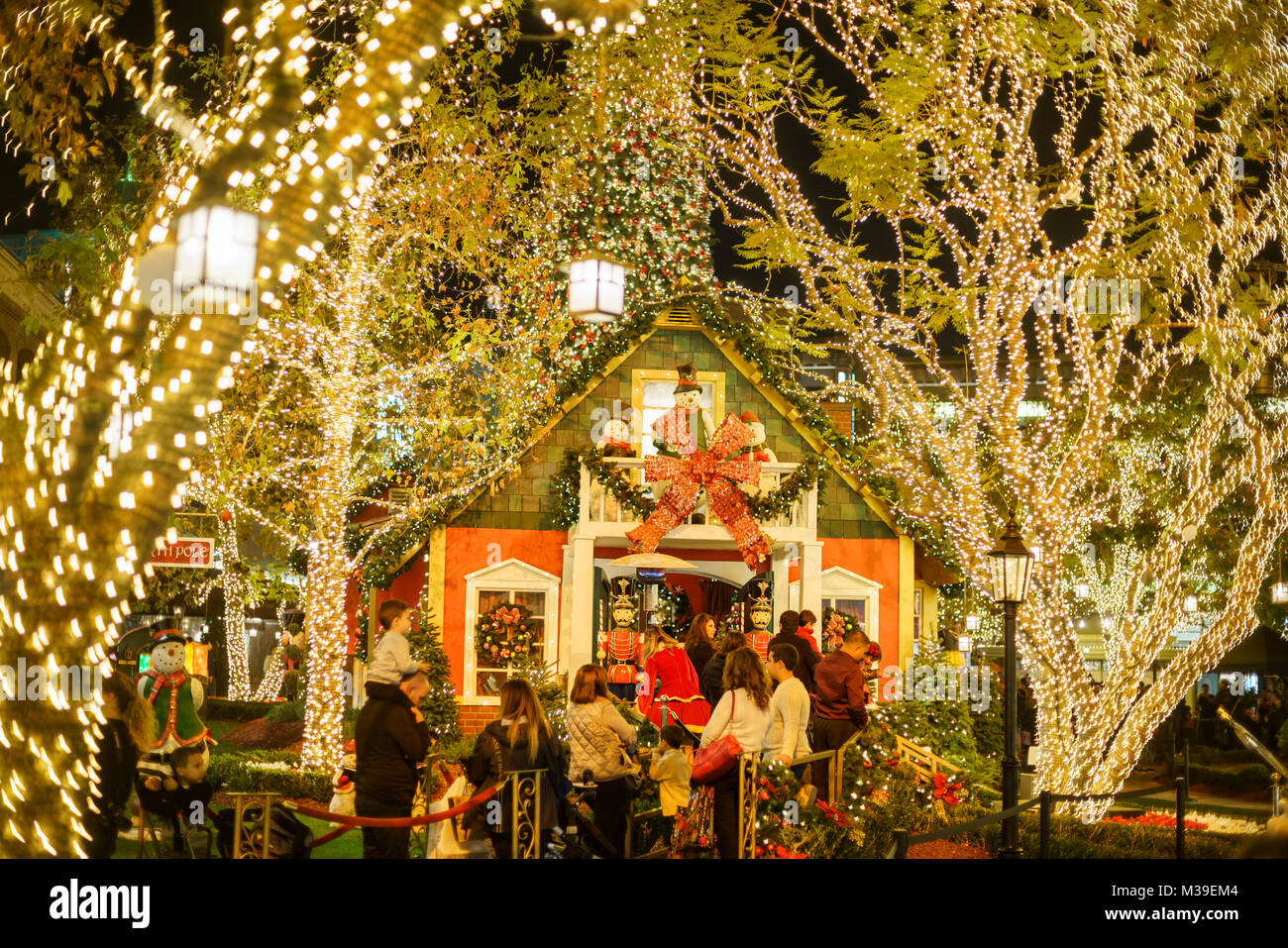 DEC 16, Glendale Music fountain and Christmas lights at the shopping