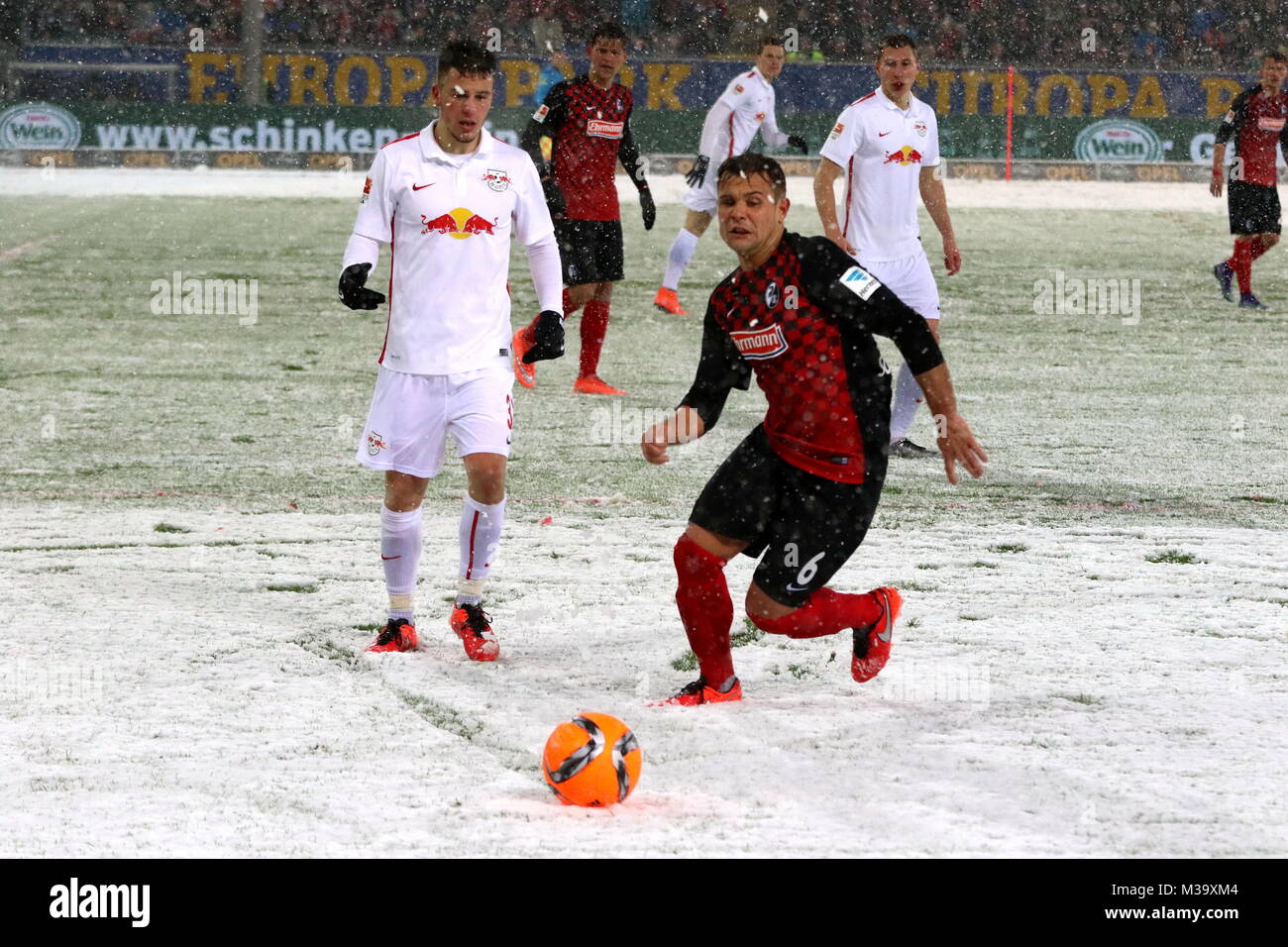 Amir Abrashi (Freiburg) mit Ball, vor zwei Leipziger Spielern   Fussball: 2.BL. - 15/16 - SC Freiburg vs. RB Leipzig Stock Photo