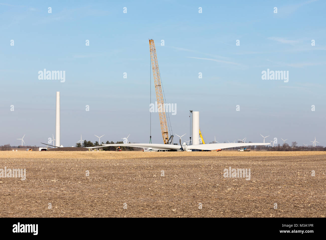 Woodhull, Illinois, USA. 16th December, 2017. Construction workers in
