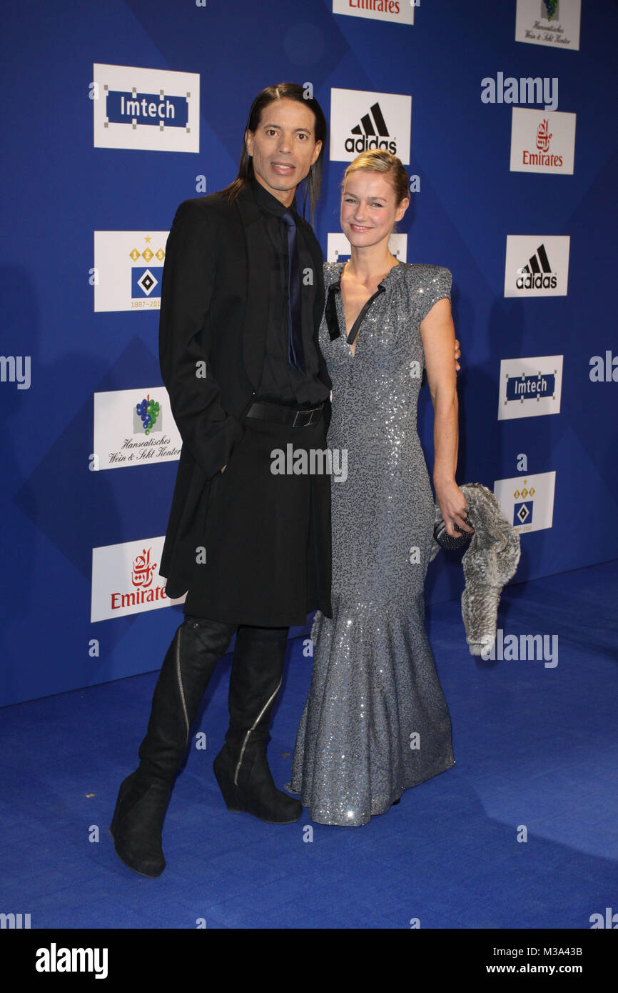 Jorge Gonzalez mit Rhea Harder, Blauer Teppich zur Gala des 125..Geburtstag  des Hamburger Sport Vereins HSV an der O2 World, Hamburg, 29.09.2012 Stock  Photo - Alamy