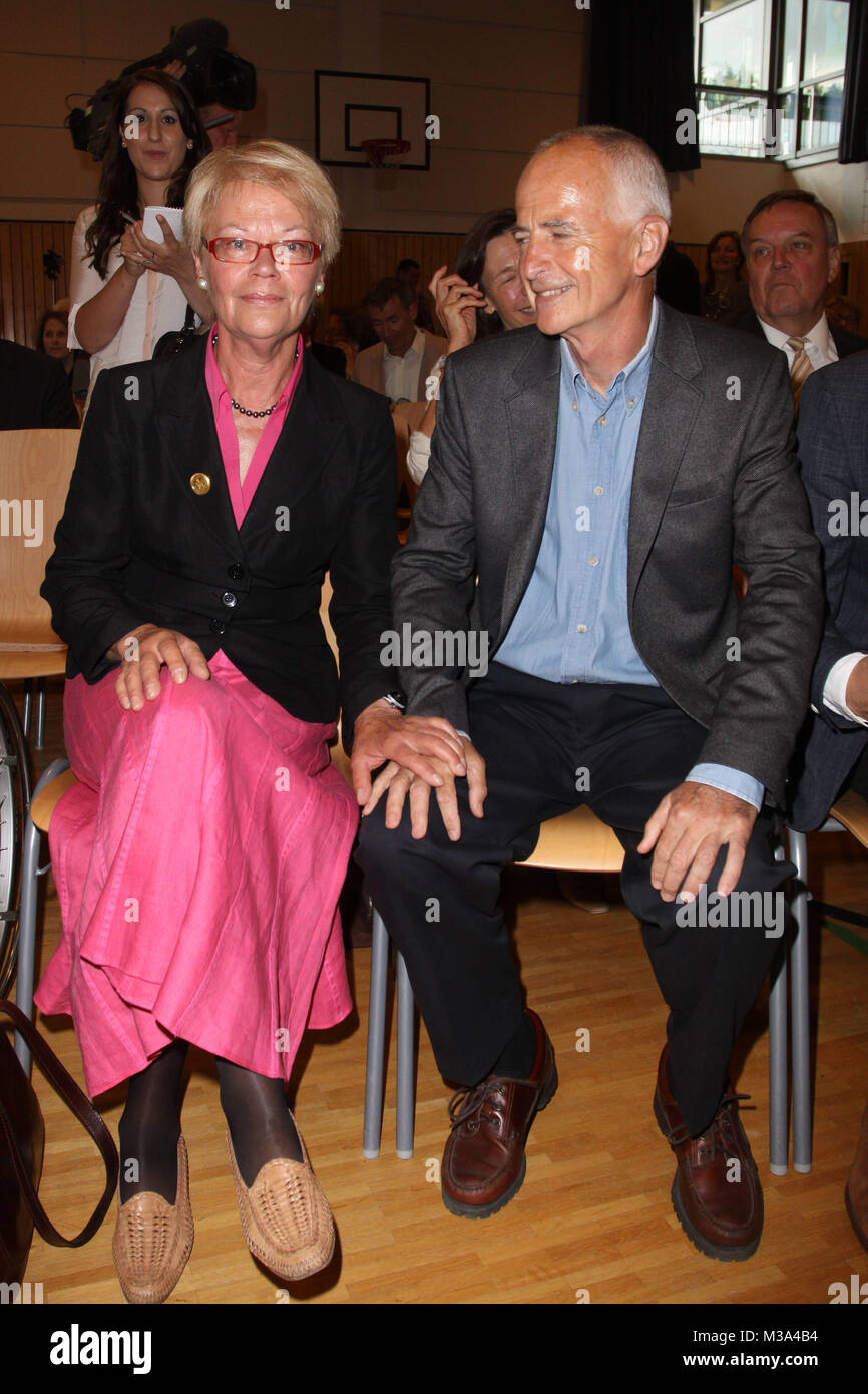 Susanne Schmidt mit Mann Feierlichkeiten zur Umbenennung der Schule Othmarscher Kirchenweg in Loki Schmidt Schule, Hamburg, 31.08.2012 Stock Photo