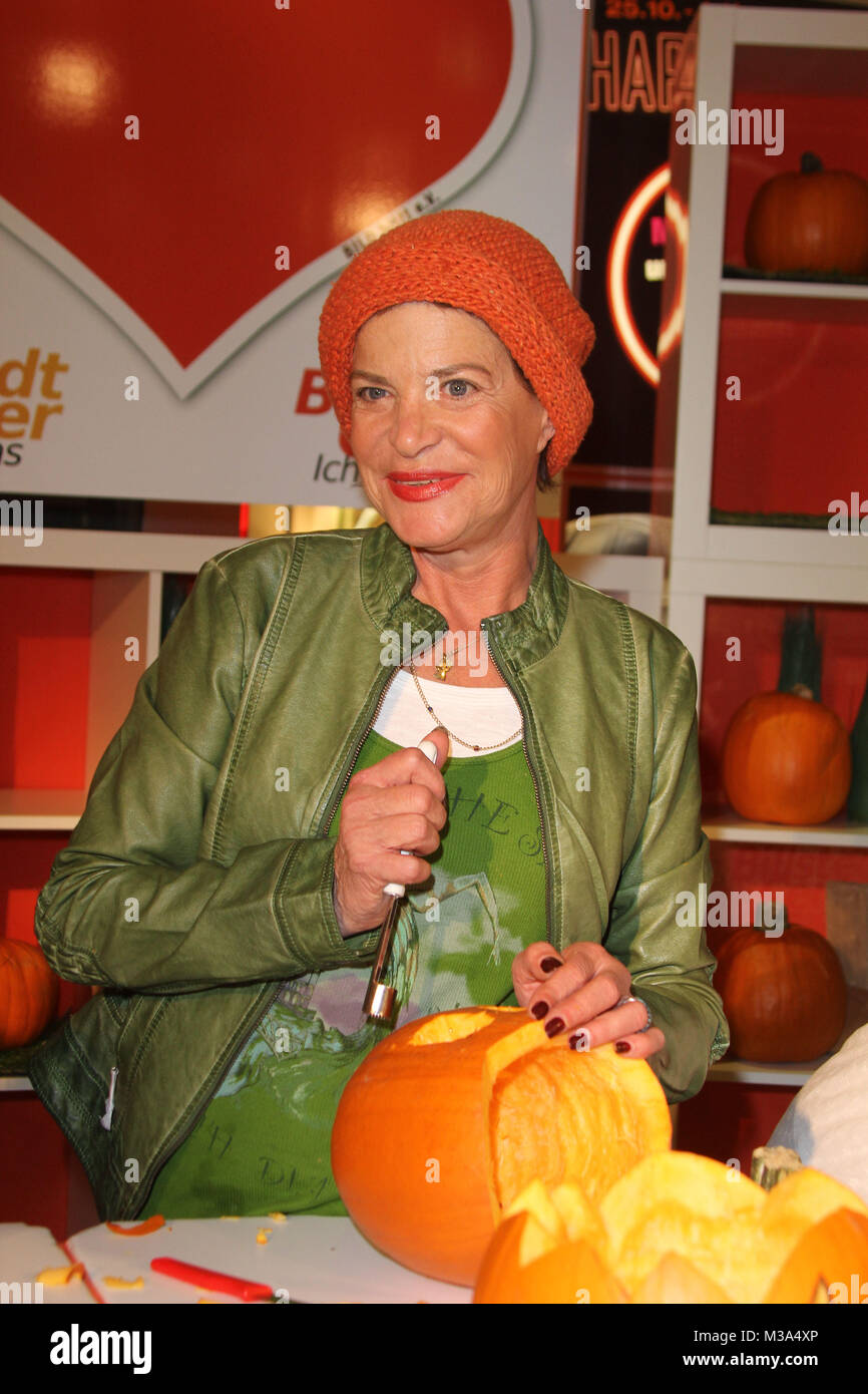 Barbara Engel (ex Herzsprung), Promis schnitzen Halloween-Kuerbisse fuer EIN HERZ FUER KINDER , Billstedt Center Hamburg, 30.10.2012 Stock Photo