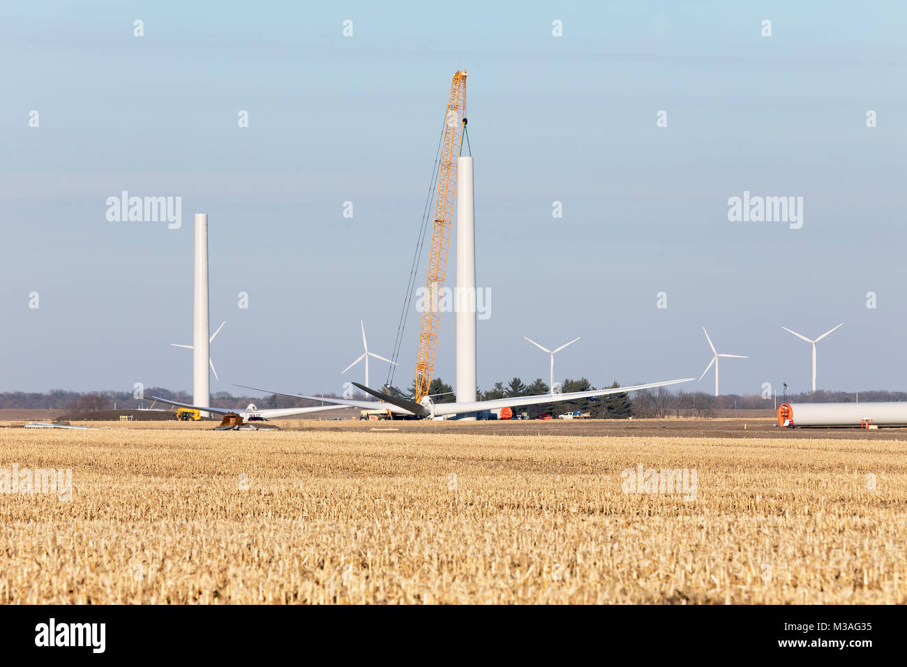 Woodhull, Illinois, USA. 16th December, 2017. Construction workers in