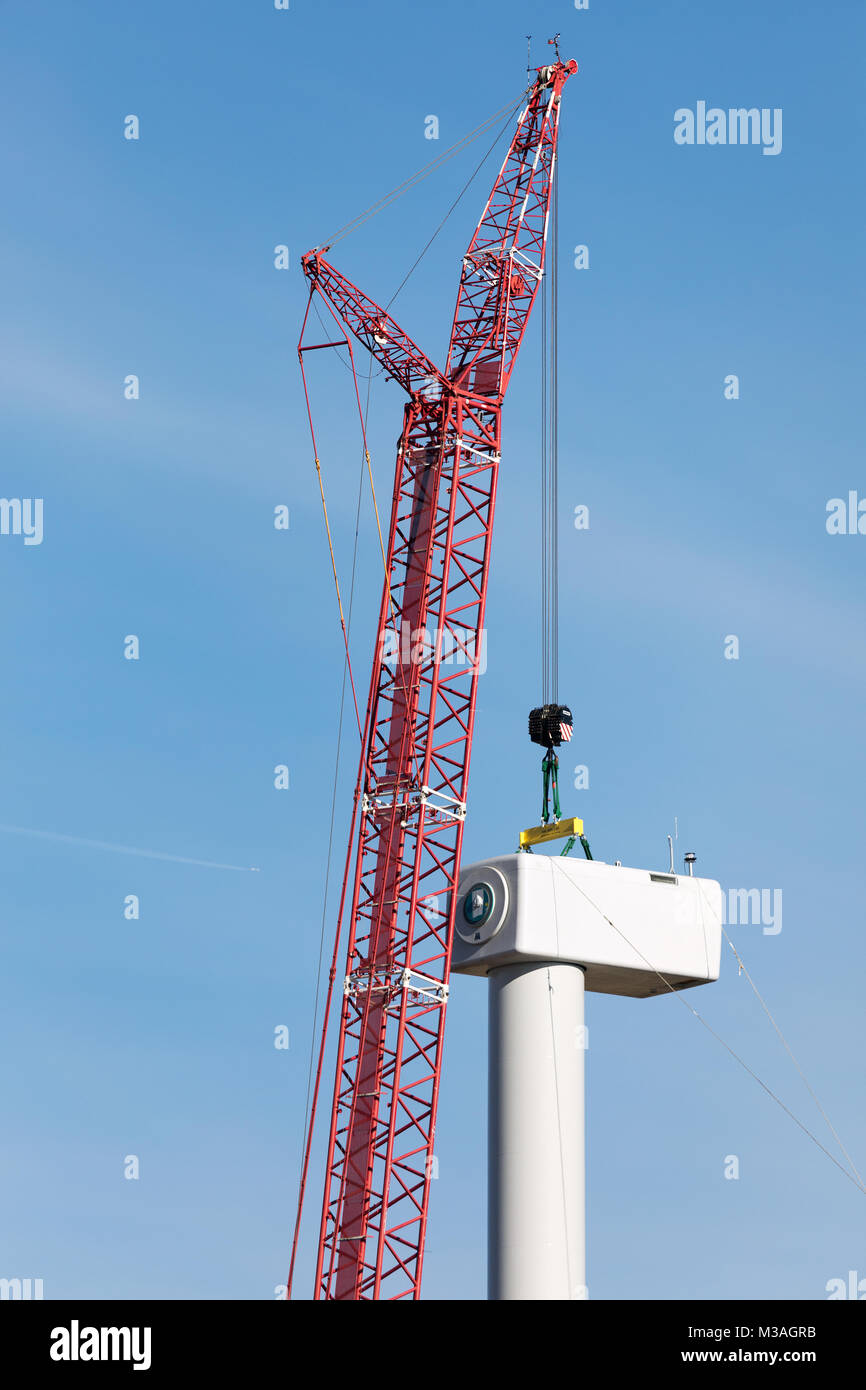 Woodhull, Illinois, USA. 19th December, 2017. Construction workers in