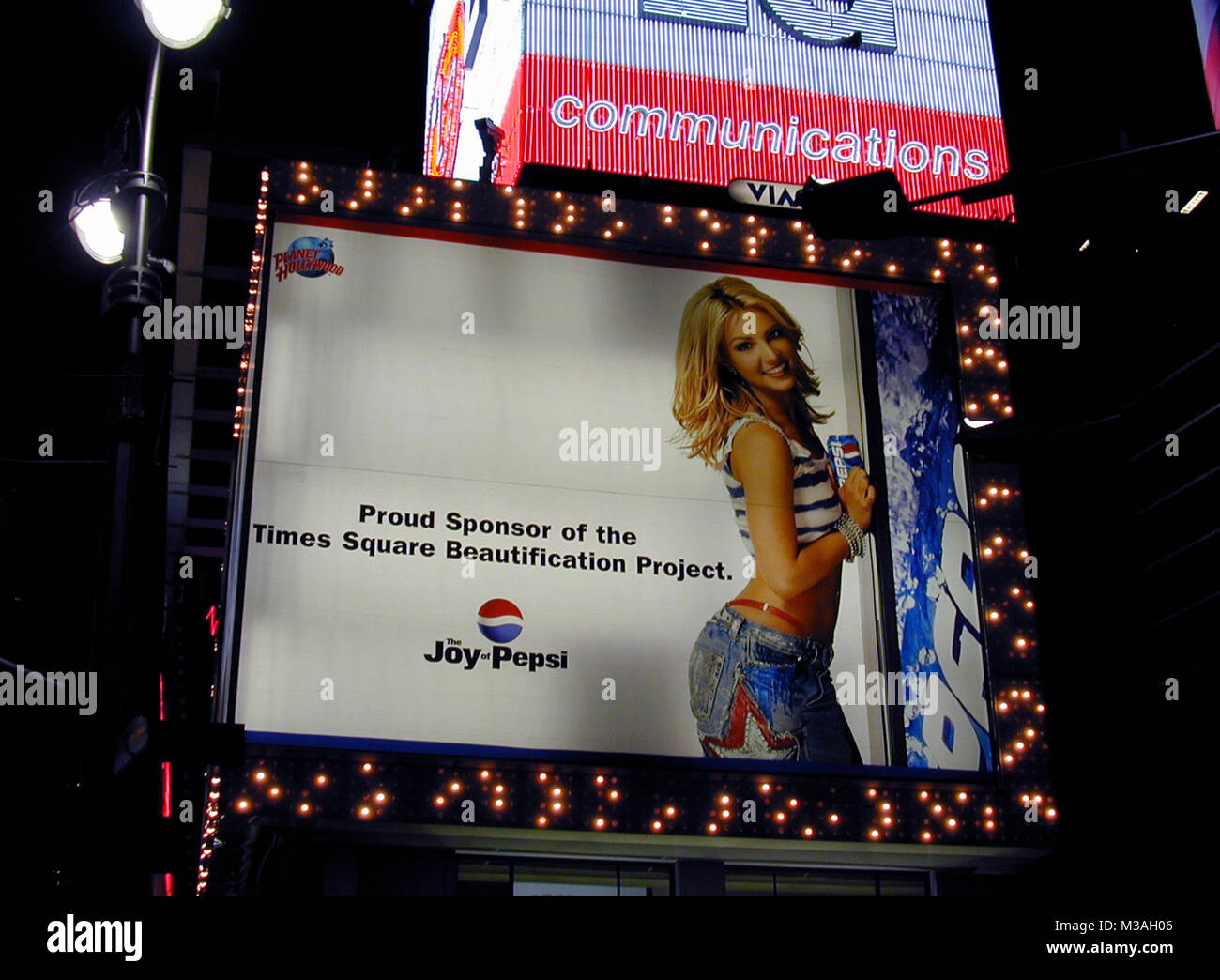 Credit: Walter McBride/MediaPunch  BRITNEY SPEARS BILLBOARD NOVEMBER 2001 THE JOY OF PEPSI CAMPAIGN TIMES SQUARE, NEW YORK CITY CREDIT ALL USES  © Stock Photo