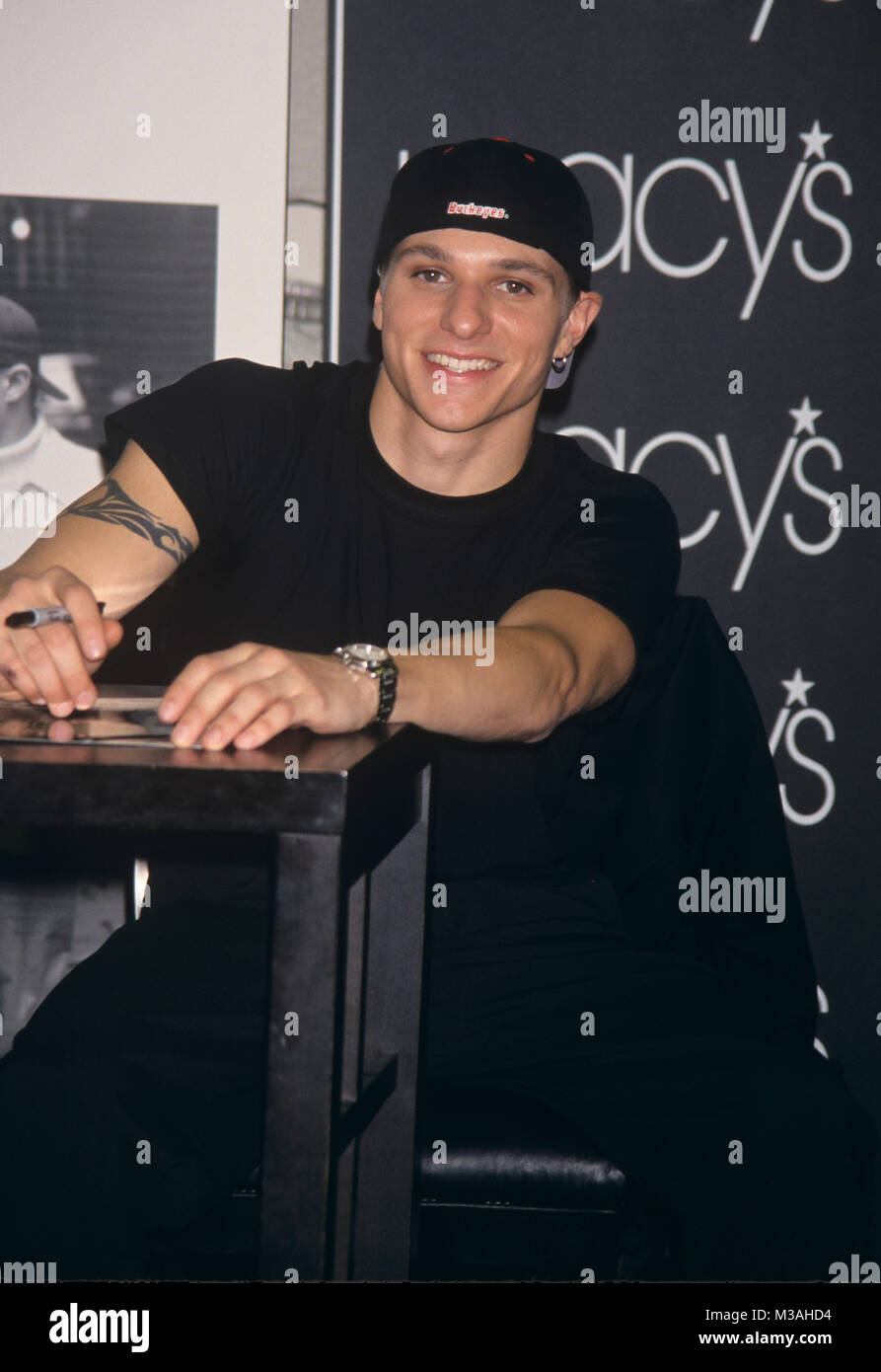 https://c8.alamy.com/comp/M3AHD4/drew-lachey-of-98-degrees-at-an-autograph-signing-at-macys-in-new-M3AHD4.jpg
