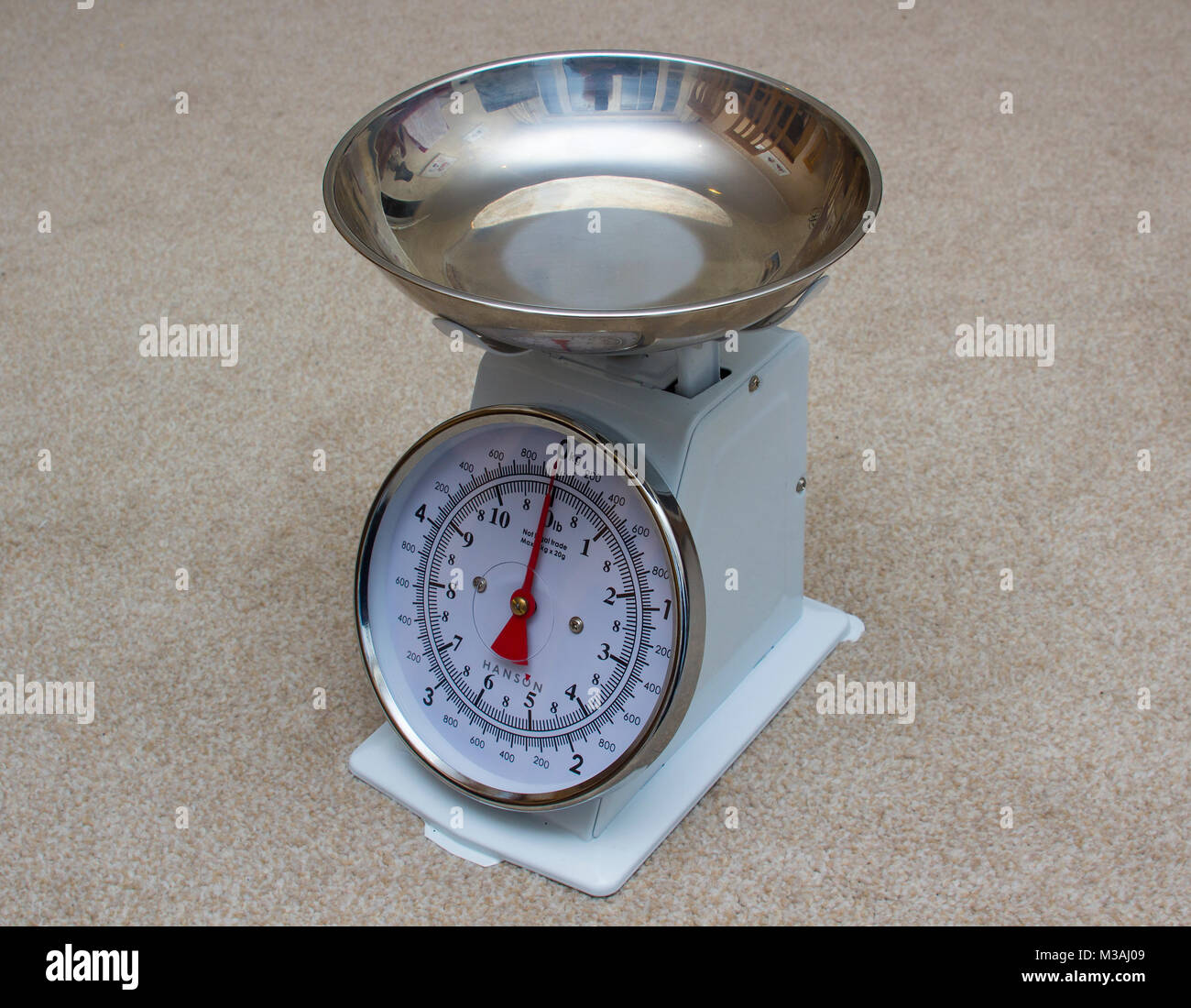 Analog weight scale hi-res stock photography and images - Alamy