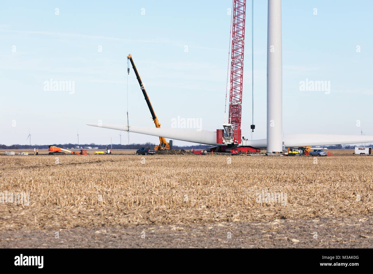 Woodhull, Illinois, USA. 19th December, 2017. Construction workers in