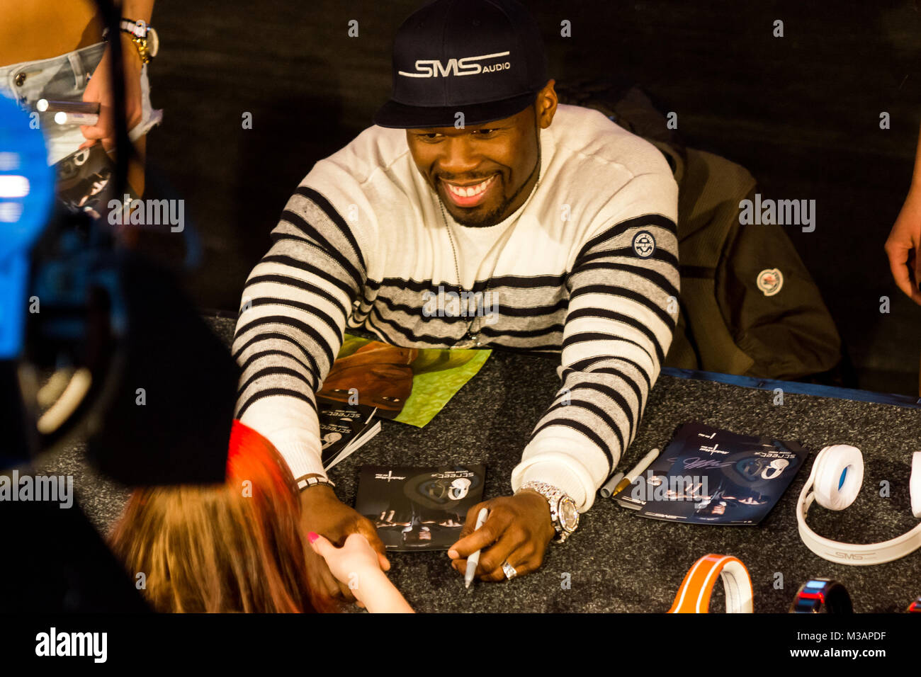 50 Cent ( Curtis James Jackson ), US-Amerikanischer Rapmusiker, stellt neue Kopfhörer der Firma SMS Audio mit anschließender Autogrammstunde im ALEXA (Einkaufscenter) in Berlin vor. Stock Photo