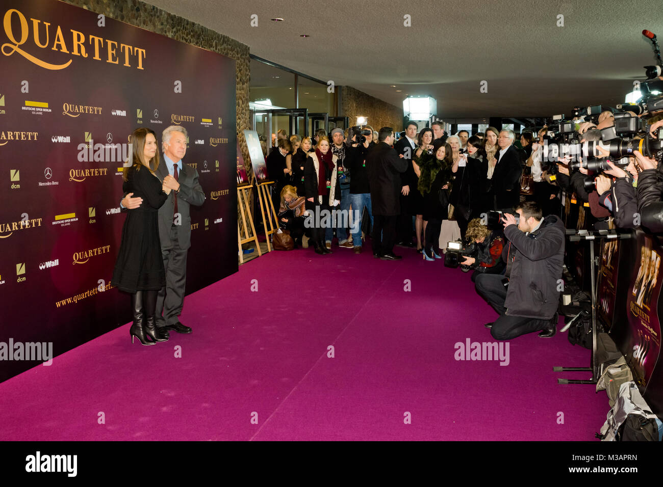 Dustin Hoffman und Lisa Gottsegen posieren im Blitzlichtgewitter der Fotografen auf dem roten Teppich bei der Filmpremiere 'Quartett' in der Deutschen Oper Bismarkstraße 35 in Berlin Stock Photo