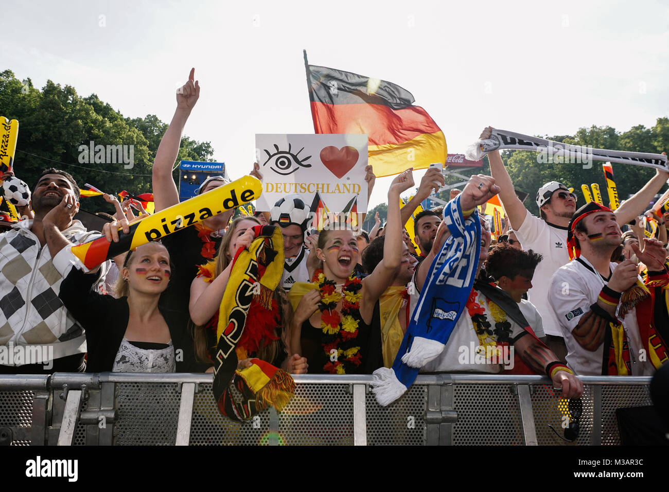 Public-Viewing beim Spiel Deutschland - Portugal auf der Berliner Fanmeile zur Fußball-WM 2014 vorm Brandenburger Tor. Stock Photo