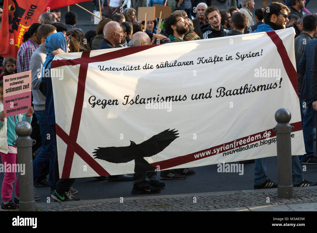 Demonstration gegen IS-Terror, aus Solidarität mit der Bevölkerung in der syrischen Grenzstadt Kobane haben Berliner Kurden am Samstag gegen den Terror der Miliz Islamischer Staat (IS) demonstriert und zogen die Teilnehmer über die Tauentzienstraße und Kurfürstendamm zum Adenauerplatz, dort wurde die Demonstration am frühen Abend nach einer Schweigeminute für beendet erklärt. Stock Photo