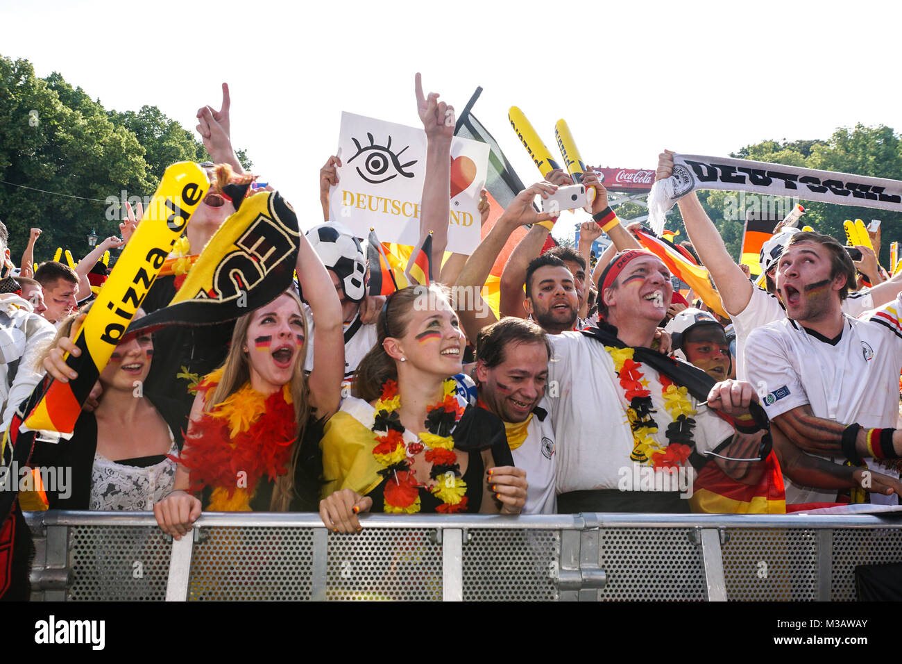 Public-Viewing beim Spiel Deutschland - Portugal auf der Berliner Fanmeile zur Fußball-WM 2014 vorm Brandenburger Tor. Stock Photo