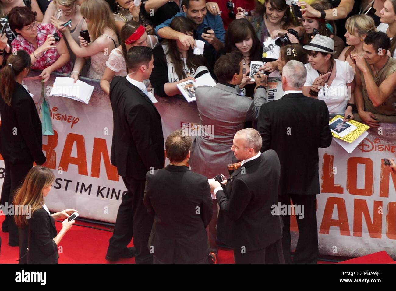 Johnny Depp schreibt fleisig Autogramme am roten Teppich der Deutschlandpremiere 'Lone Ranger' im Cinestar Kino im Berliner Sonycenter. Stock Photo