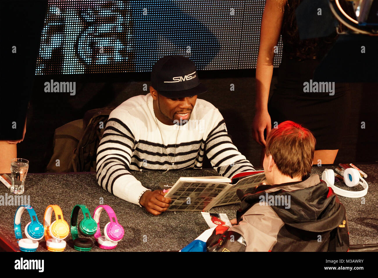 50 Cent ( Curtis James Jackson ), US-Amerikanischer Rapmusiker, stellt neue Kopfhörer der Firma SMS Audio mit anschließender Autogrammstunde im ALEXA (Einkaufscenter) in Berlin vor. Stock Photo