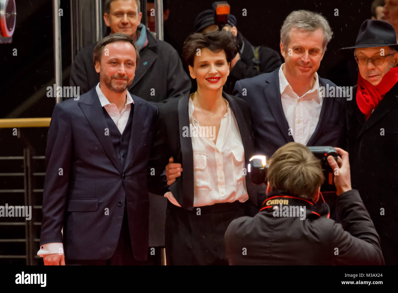 Bruno Dumont, Juliette Binoche und Jean Luc Vincent werden von einen red Carpent Fotograf abgelichtet auf dem roten Teppich der Berlinale 2013 Stock Photo