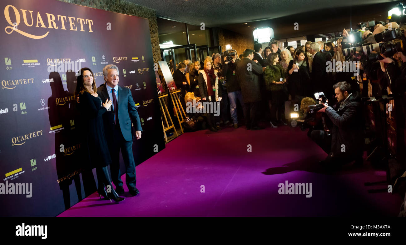 Dustin Hoffman und Lisa Gottsegen posieren im Blitzlichtgewitter der Fotografen auf dem roten Teppich bei der Filmpremiere 'Quartett' in der Deutschen Oper Bismarkstraße 35 in Berlin Stock Photo